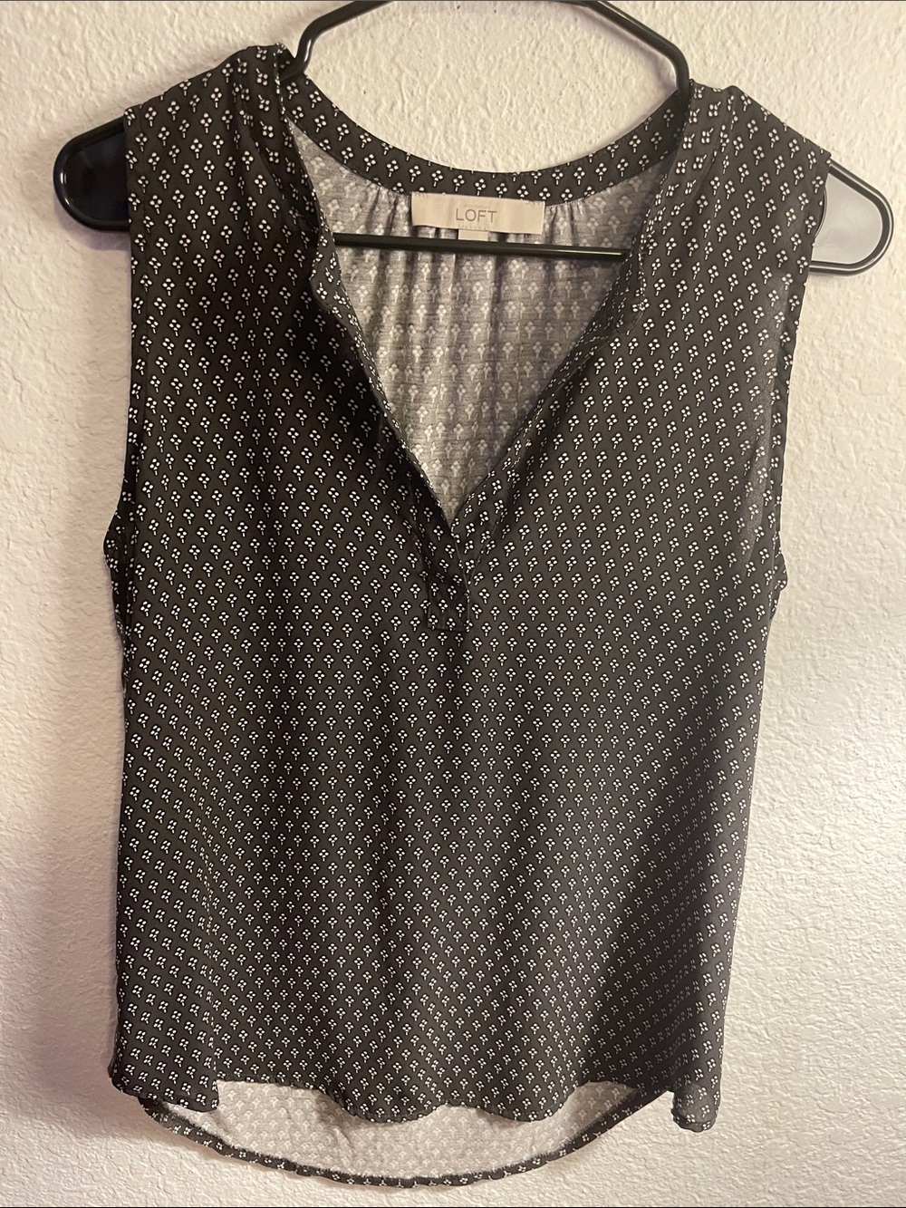 LOFT Black Sleeveless V-Neck Printed Camisole